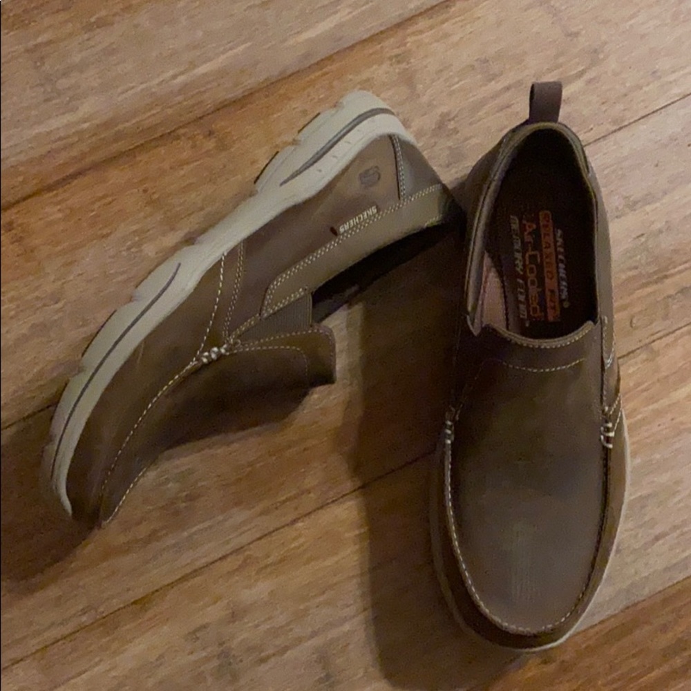 Men’s size 10 Skechers slip on shoes